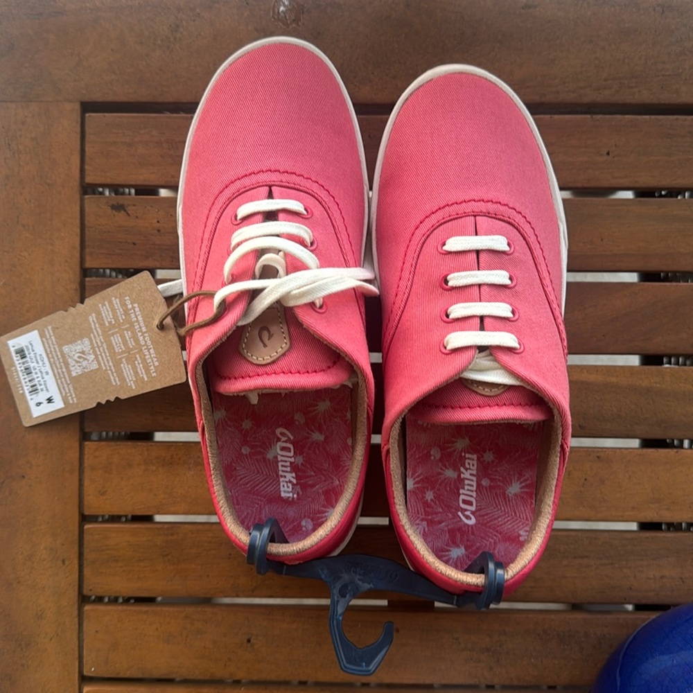 Adorable brand new pink Olukai canvas sneakers